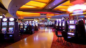 toto313 daftar app interface showing slot games and live dealers